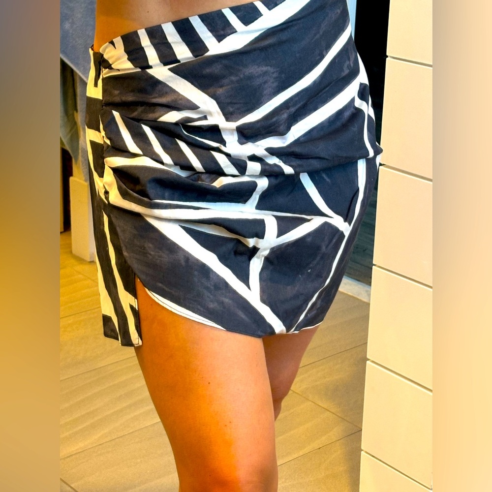 zara skirt L (runs small because i usually wear S-M)